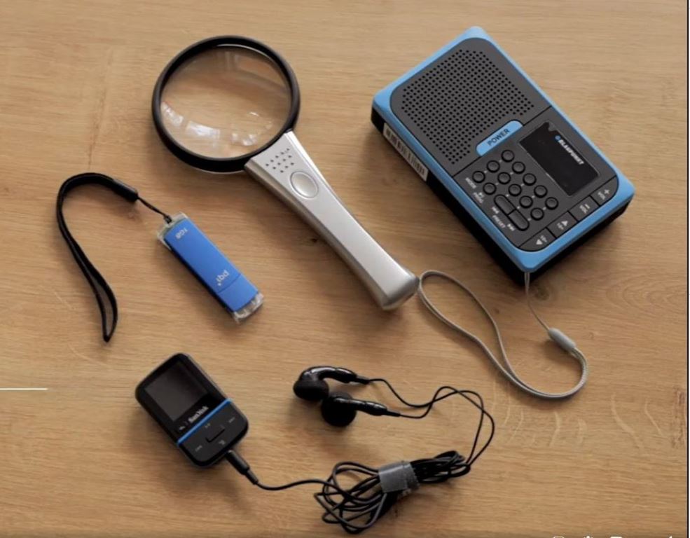 Fotografia nových pomôcok - USB kľúč, luba, mp3 prehrávač so slúchadlami, prenosné rádio