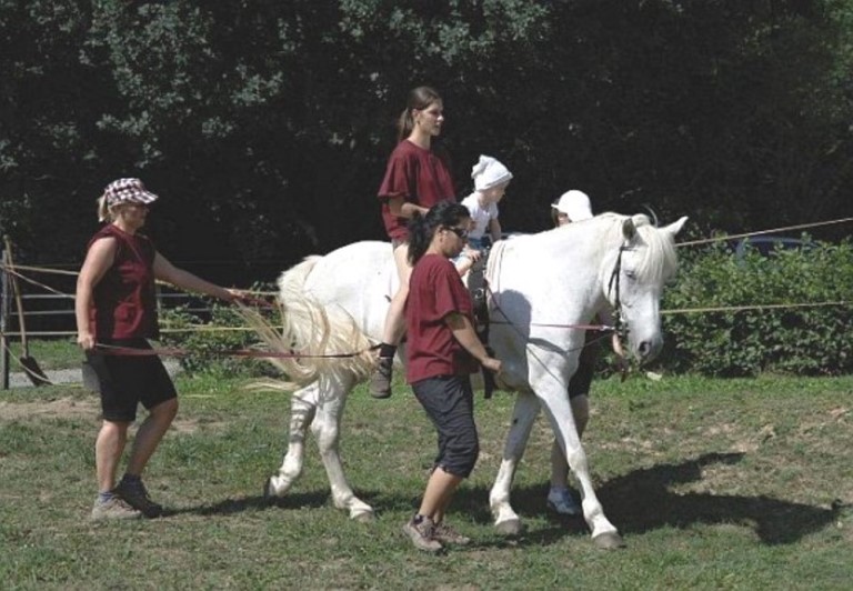 Adéla Mihálová s dieťaťom na koni 