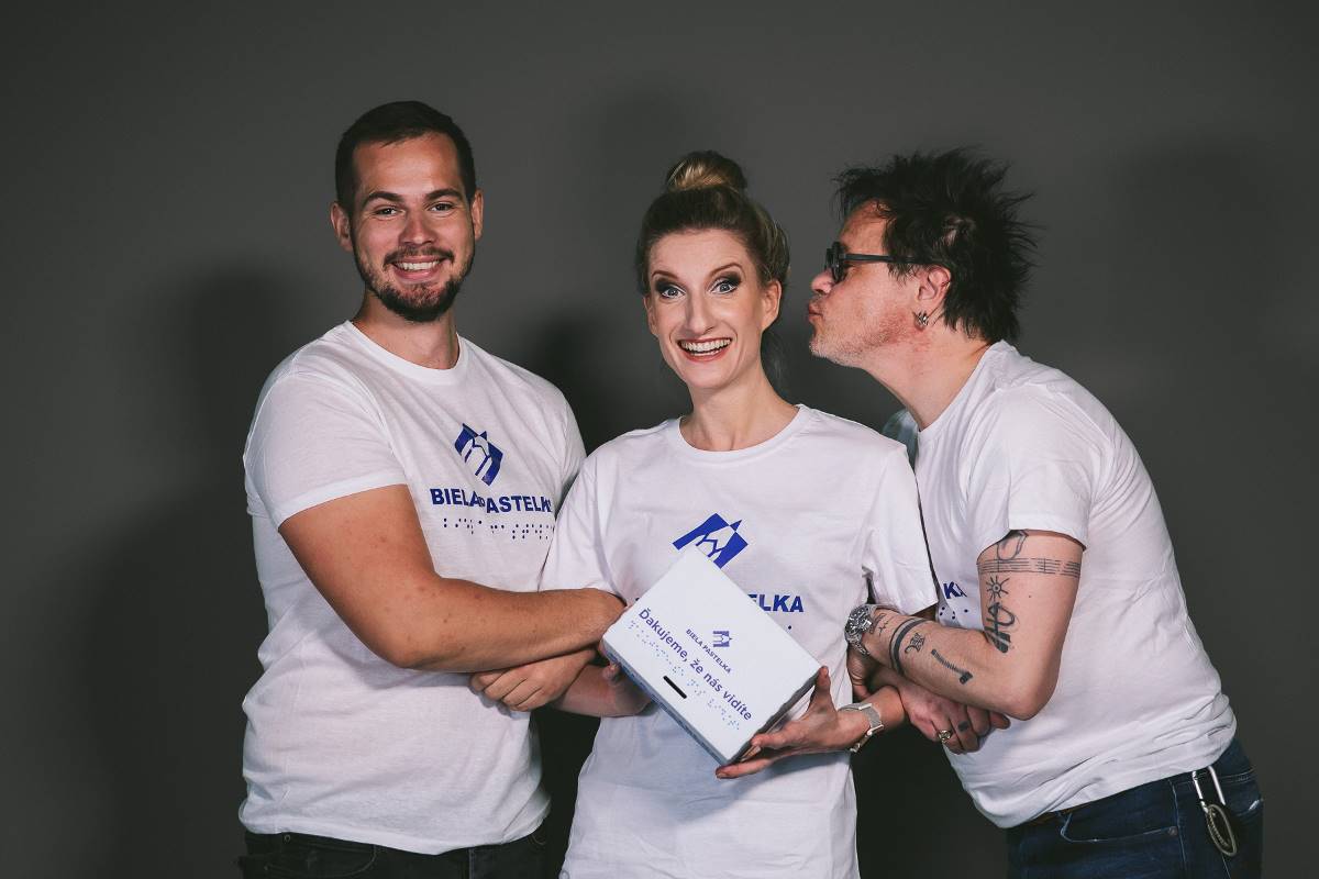 Fero Joke, Adela Vinczeová a Robo Roth v tričkách s logom Bielej pastelky. 