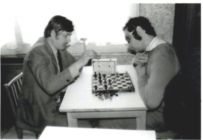 Fotografia Milana Antala s protihráčom za šachovnicou. 