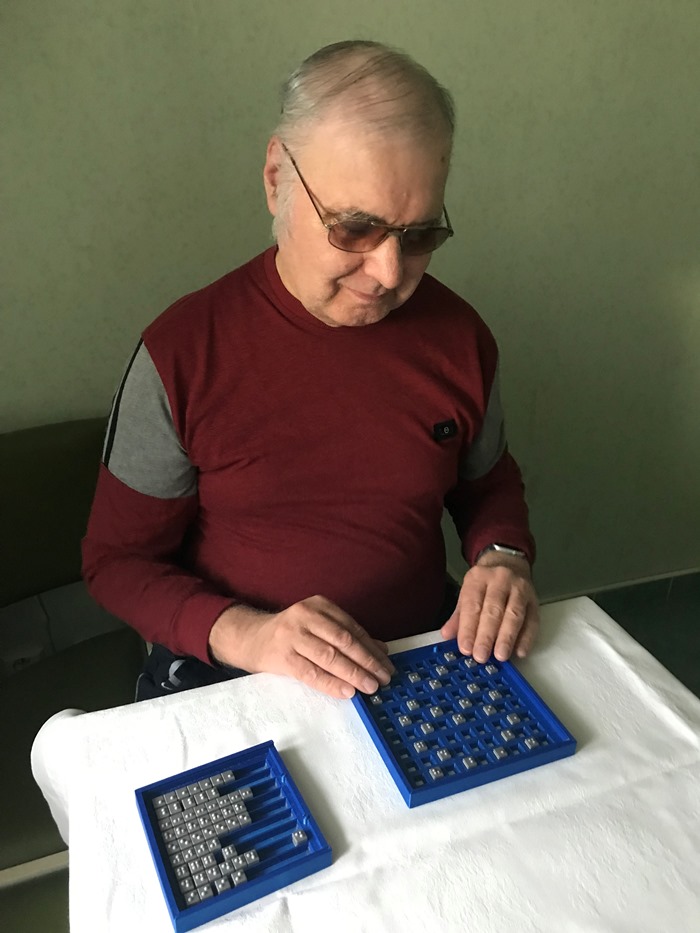 Fotografia Milana Antala, ako rieši sudoku pre nevidiacich. 