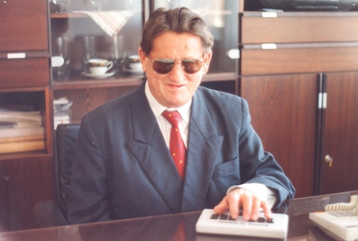  Jaroslav Michal Kacera za stolom vo svojej kancelárii