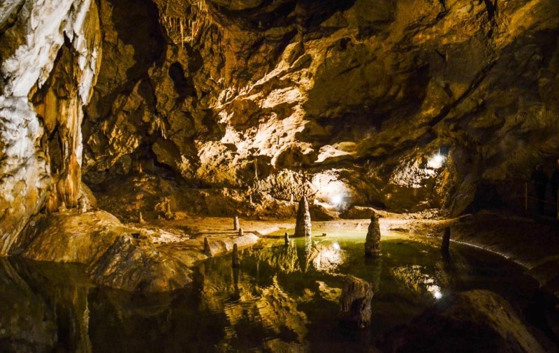 Hudobná sieň v Belianskej jaskyni. Záber na osvetlený priestor jaskyne, pekne viditeľné sú kvaple. 