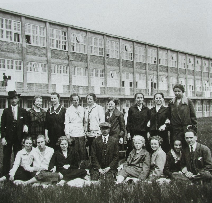 Skupina nevidiacich zamestnancov Tomáša Baťu na trávniku pred fabrikou