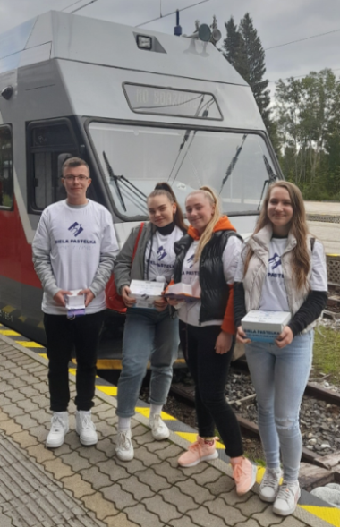 Usmiaty tím, ktorý po prvýkrát v histórii zbierkoval vo vlakoch Tatranskej elektrickej železnice