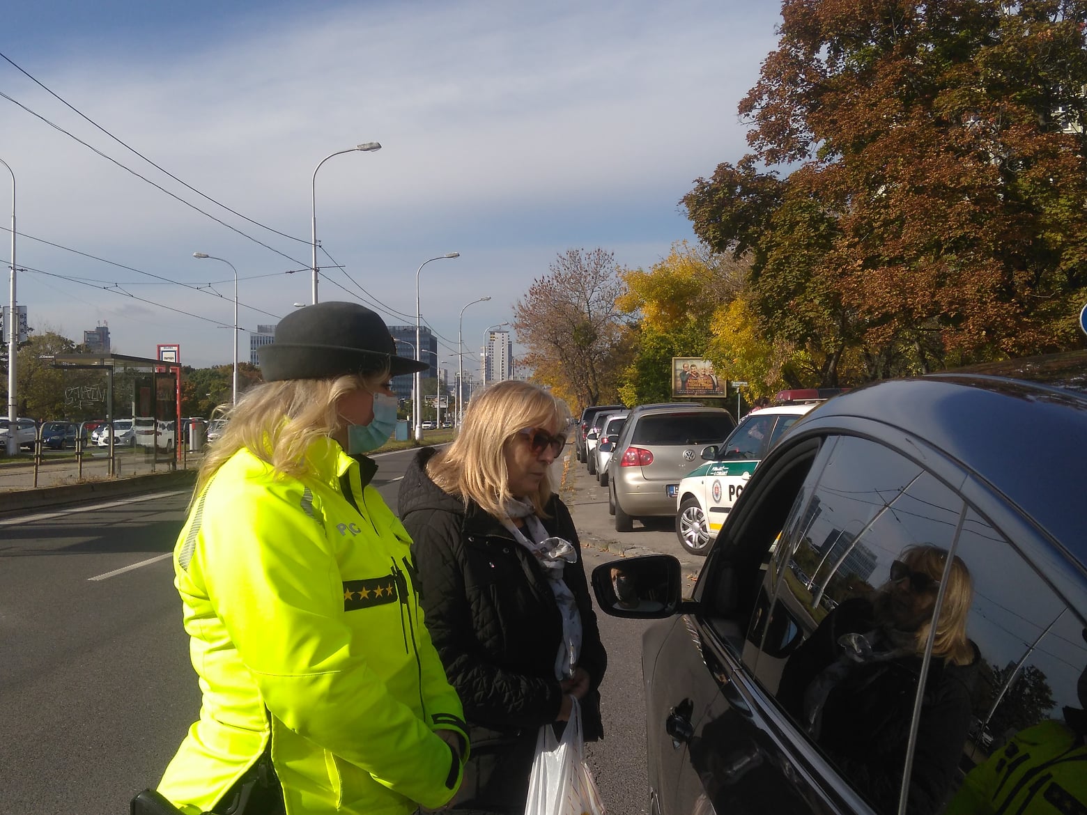 Fotografia policajtky spolu s našou informátorkou v rozhovore s vodičom 