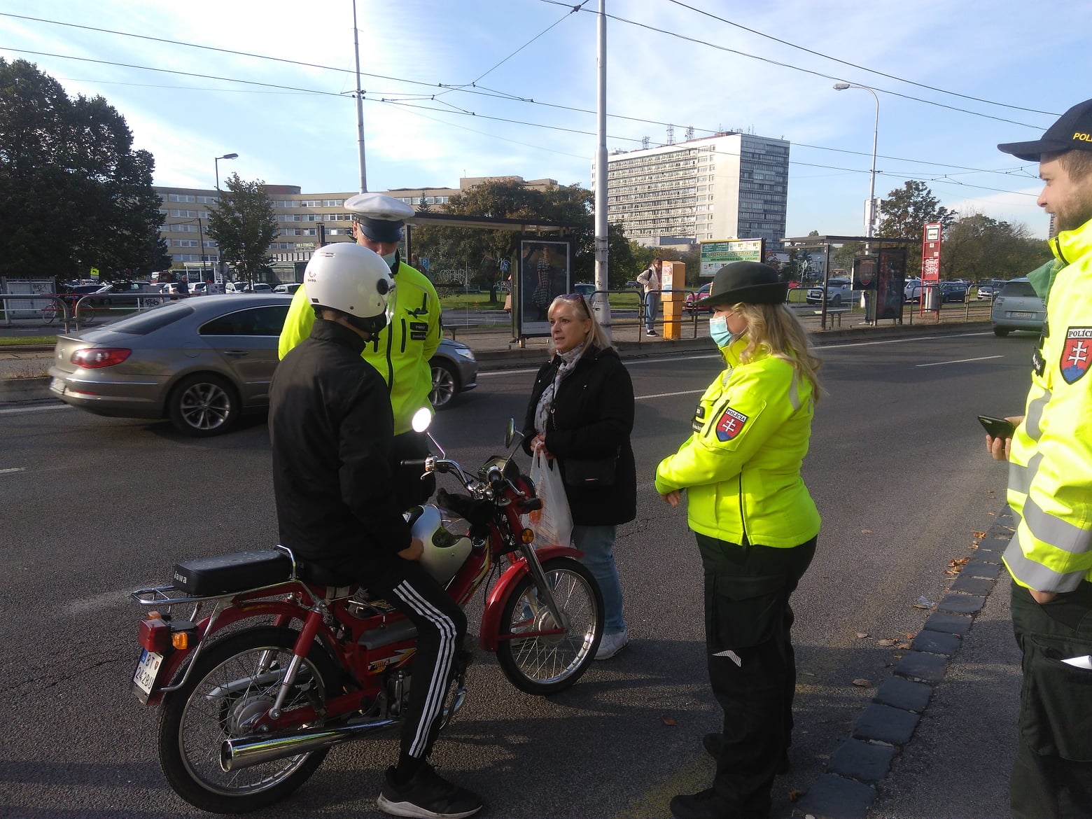 Dopravní policajti s našou informátorkou v rozhovore so šoférom mopedu.