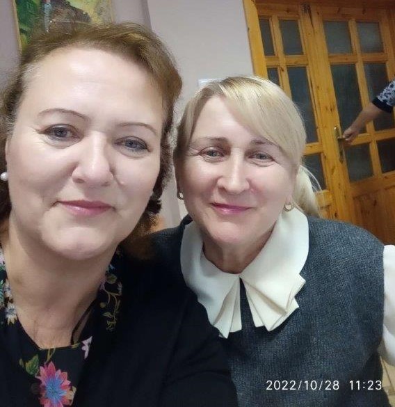 Na fotografii sa usmievajú obe pracovníčky - Zlata Babuláková (vpravo) a Marta Pajkošová (vľavo)  