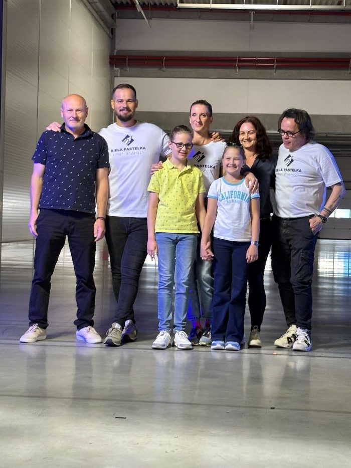 Na fotke je Fero Joke, Adela Vinczeová, Robo Roth a Viktor Radošovský s rodinou