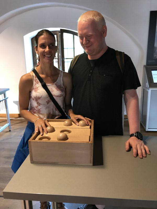 Nevidiaca dievčina sa v Pevnosti poznání v Olomouci dotýka vedy