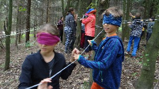 Účastníci tábora skúšajú trasu z lana