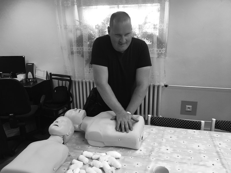 Klient UNSS Košice skúša masáž srdca na resuscitačnej figuríne.