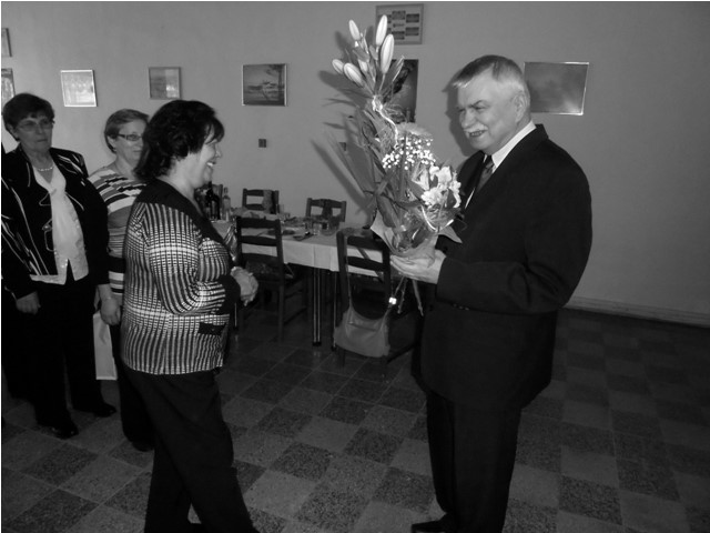na fotografii tri ženy, blahoželajú Milanovi Sabovíkovi k jeho jubileu. P. Sabovík drží v rukách kyticu. 