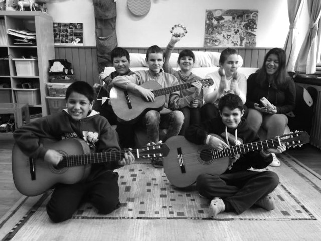 Žiaci spojenej školy internátnej pre slabozrakých a nevidiacich v Bratislave, pózujú s gitarami a inými hudobnými nástrojmi. 