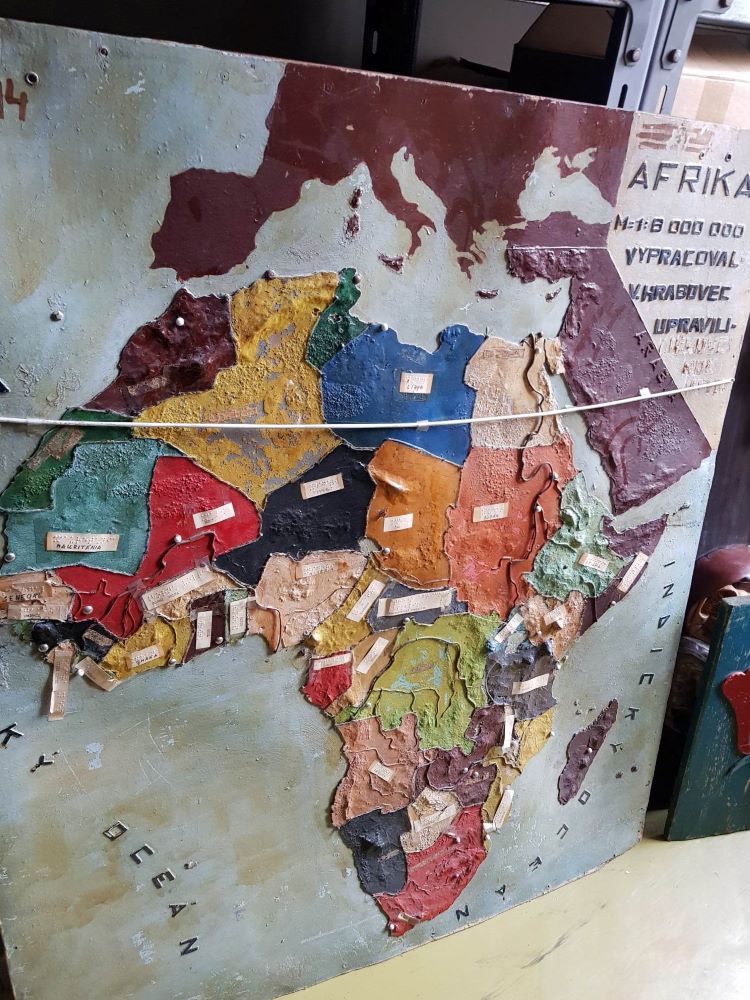 Detailný záber na reliéfnu mapu Afriky. Zvýšeným reliéfom sú zobrazené hranice jednotlivých štátov. Každý štát je farebne odlíšený, na každom je nalepený jeho pomenovanie popisok s latinkou i Braillovým písmom. Mapu pretína reliéfna línia rovníka. 