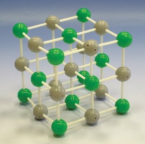 Mriežka je zložená zo zelených a sivých guľôčok (atómov chlóru a sodíka), ktoré sú pospájané do tvaru kocky bielymi tyčinkami. Veľkosť jednej strany kocky sú tri guličky plus dve tyčinky. 