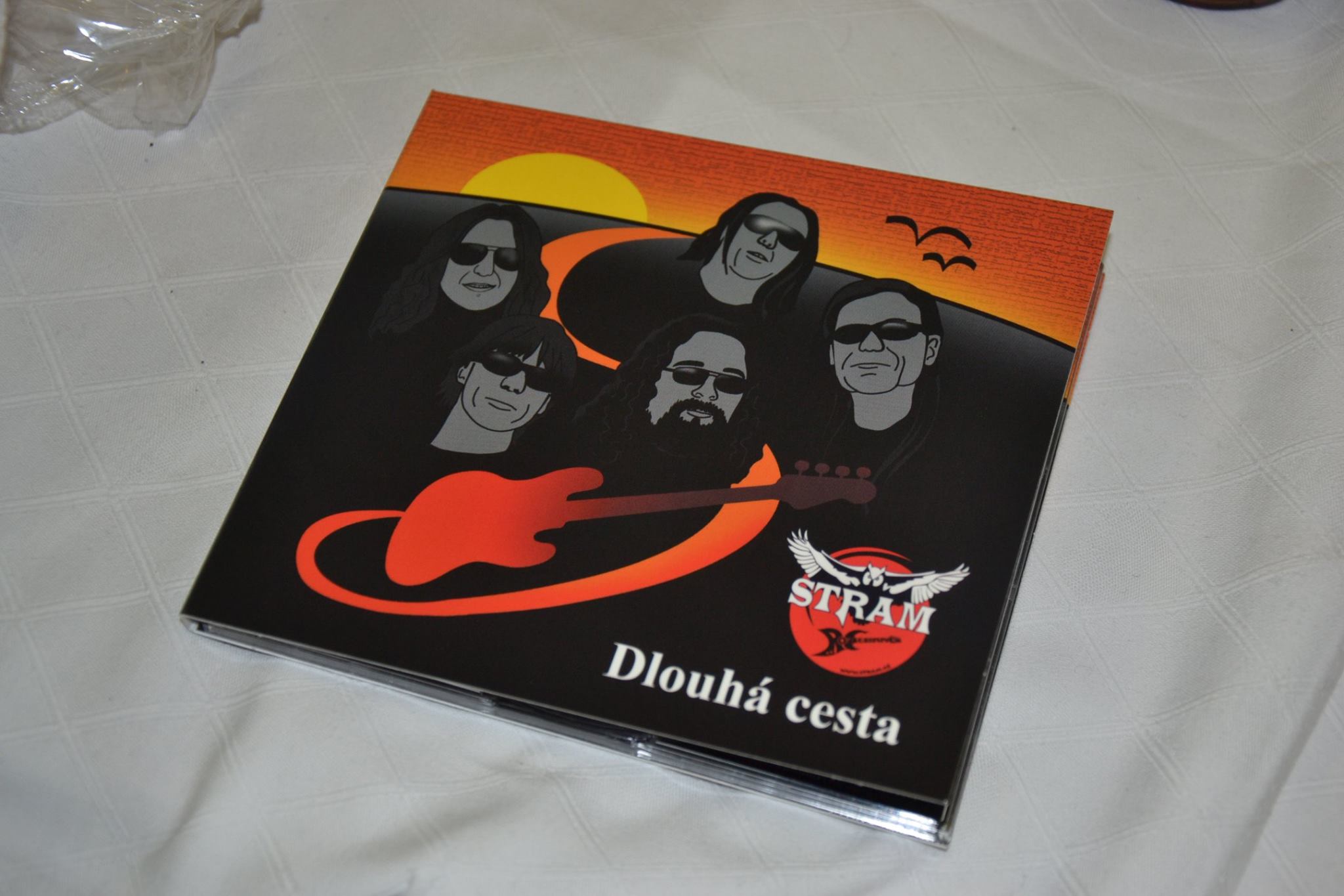 Na obale CD, ktorý je oranžovo-čierny, sú portréty piatich členov skupiny, gitara a logo skupiny.  