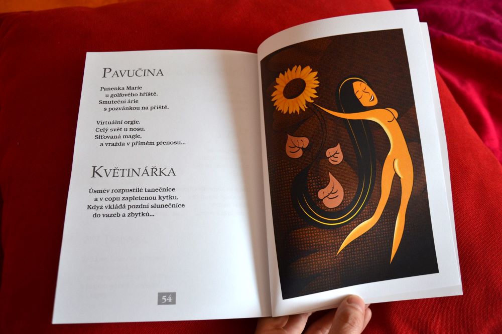 Záber na otvorenú knihu. Na ľavej strane sú texty básní, na pravej obrázok nahej ženy so slnečnicou v ruke.  Strana 