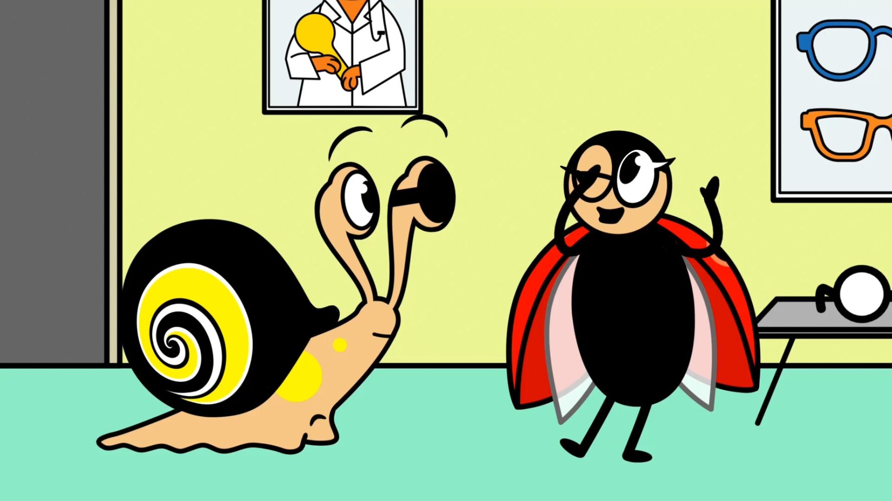 Lienka a slimák sa nachádzajú v ordinácii očného lekára. Na stenách visia obrázky okuliarov a lekára v bielom plášti. Slimák má cez ľavé oko čiernu pásku, lienka si skúša okuliare, zakrýva si pravé oko. 