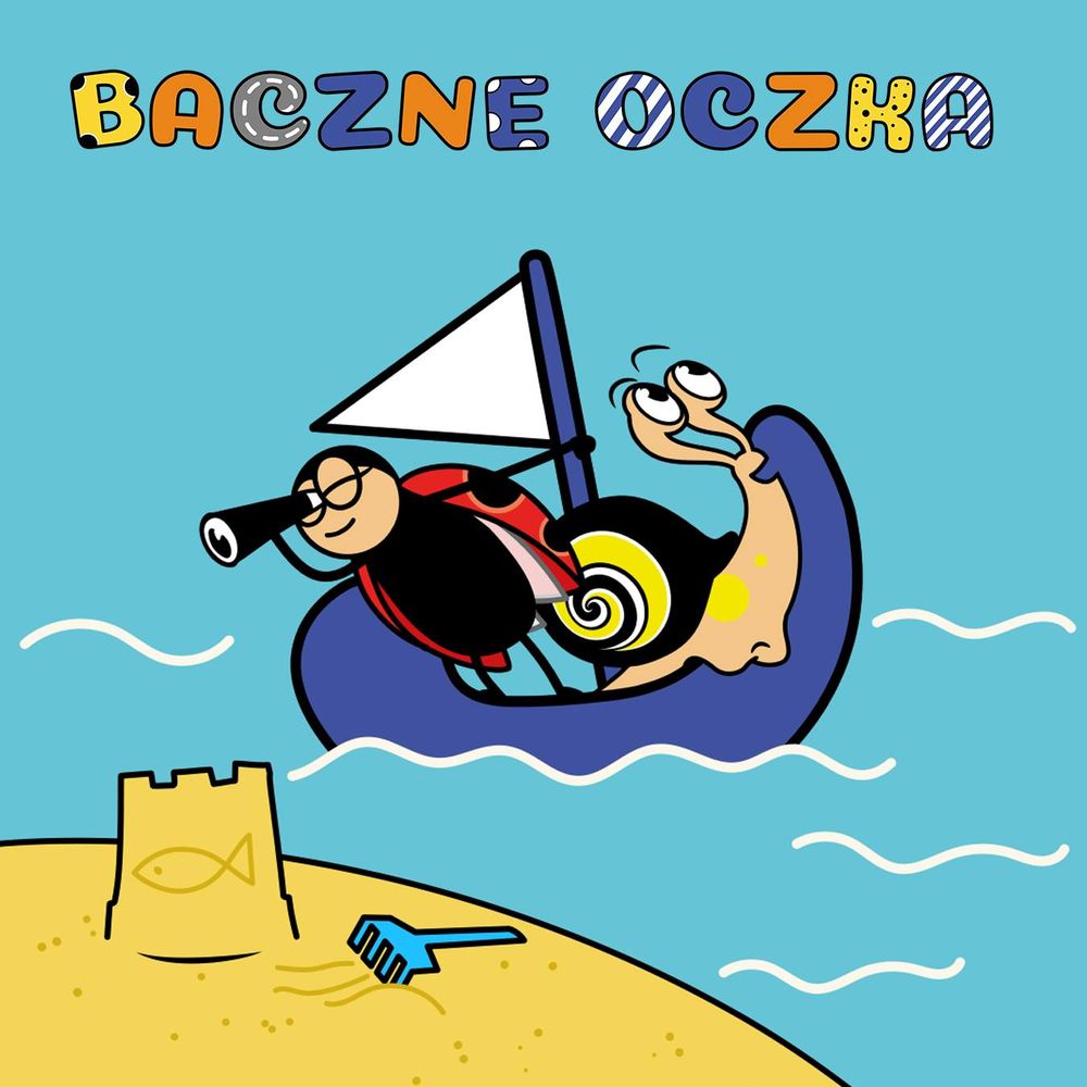 Lienka so slimákom sa plavia v tmavomodrej plachetnici. Lienka sa díva cez ďalekohľad. Je vidieť aj pláž s hradom z piesku, vedľa neho ležia modré detské hrabličky. Vo vrchnej časti obrázku je text Baczne oczka. 