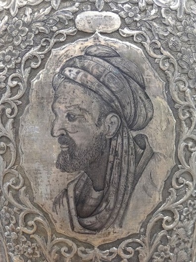 Rytina do striebra. Pohľad z profilu na tvár muža v turbane, s bradou a orlím nosom. Okolo tváre sú vyryté kvetinové motívy. Rytina je veľmi prepracovaná. 