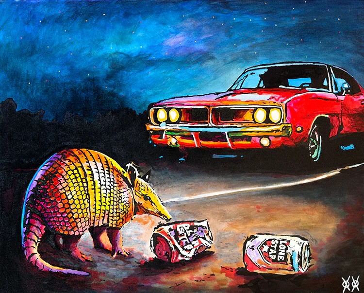 Výrazne farebný obraz. Na ceste stojí starý americký červený športiak. Pred autom stojí pásavec s veľmi detailne prepracovaným pancierom. Pred ním ležia dve plechovky od nápojov, jedna z nich pokrčená. Na plechovkách je nápis LONE STAR a hviezdička. 