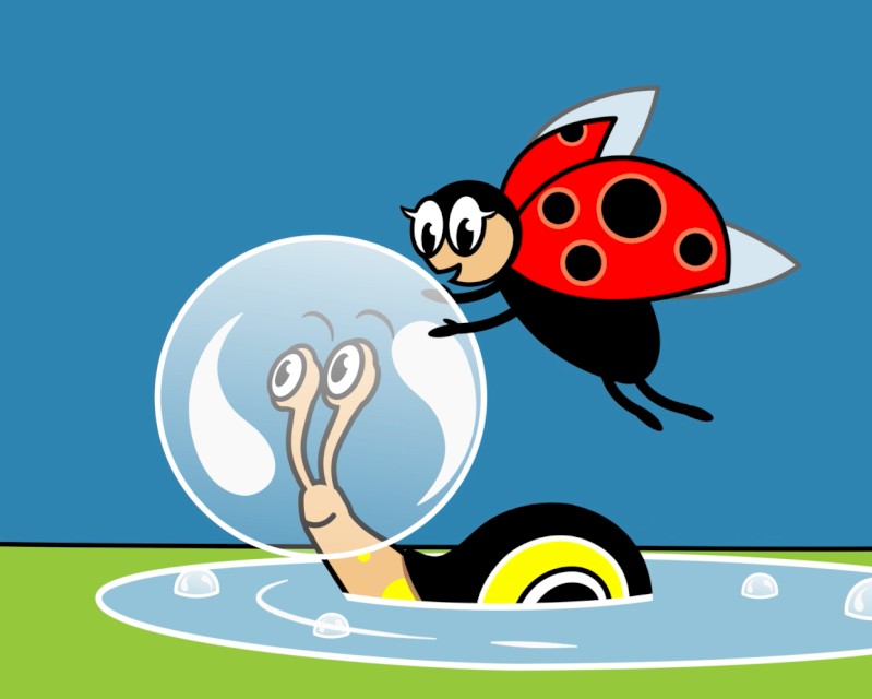Kreslený obrázok, na ktorom sú lienka a slimák. Slimák má béžové telo a výraznú žlto-čiernu ulitu. Lienka je čierna s červenými krovkami s čiernymi bodkami. Slimák stojí vo vode, hlavu má vnorenú do mydlovej bubliny. Lienka drží bublinu v rukách. Pozadie obrázka je veľmi jednoduché – zelená tráva a modré nebo zobrazené len ako plochy. Všetky detaily na obrázku sú ohraničené výraznou čiernou líniou. 