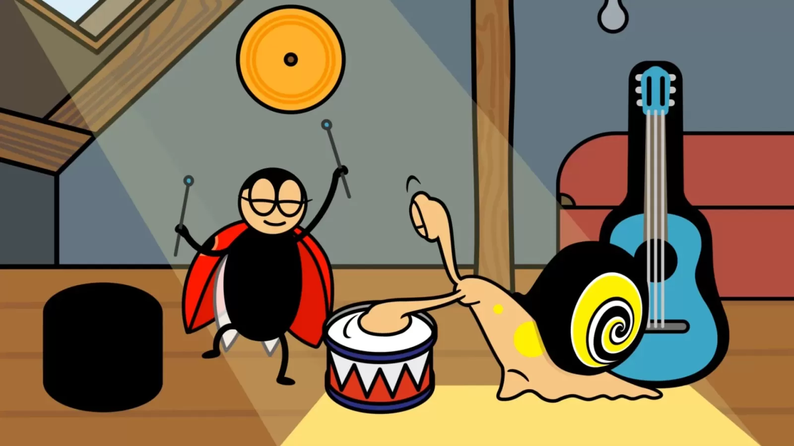 Slimák a lienka sú v miestnosti s hudobnými nástrojmi. Lienka drží v rukách bubenícke paličky, slimák hrá jedným tykadlom na bubon. Vedľa slimáka je o gauč opretá modrá gitara. 