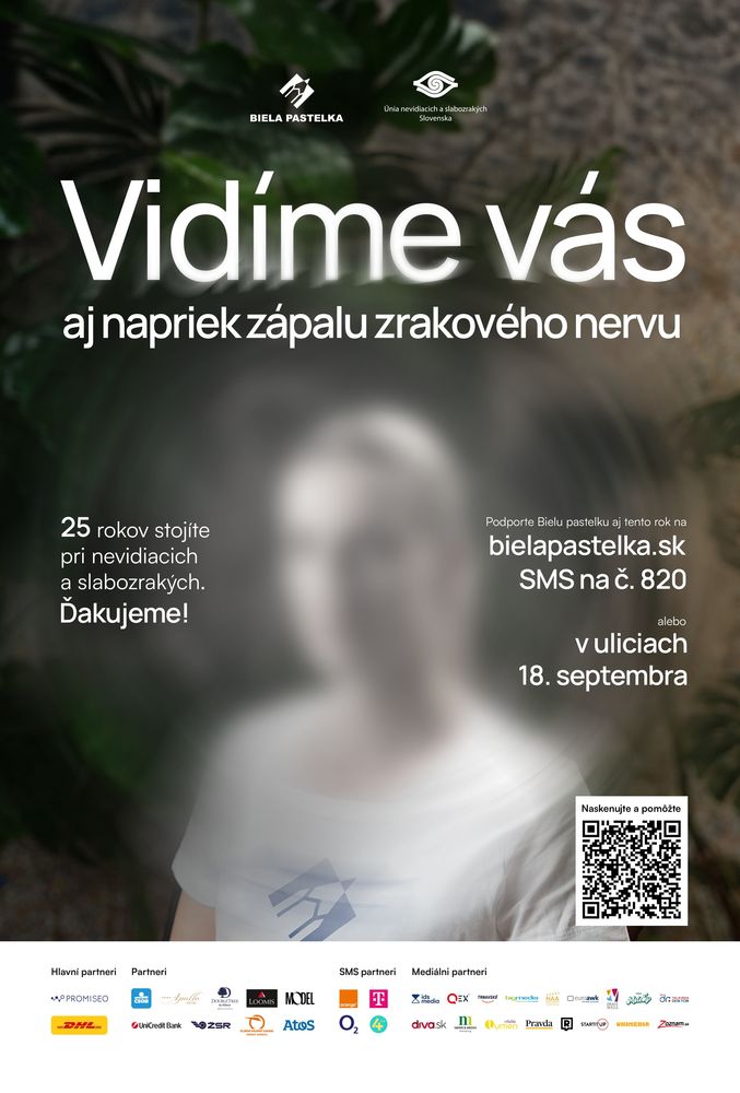 Plagát zbierky Biela pastelka. V hornej časti je logo zbierky a ÚNSS. Pod nimi nápis Vidíme vás aj napriek zápalu zrakového nervu. Spodná časť písmen je rozmazaná. Pod nápisom je rozmazaná fotografia hornej časti tela ženy. Dokážeme rozoznať len obrysy hlavy a trupu, svetlé vlasy a logo Bielej pastelky na bielom tričku. Po stranách fotografie sú umiestnené texty: 25 rokov stojíte pri nevidiacich a slabozrakých. Ďakujeme! a Podporte Bielu pastelku aj tento rok na bielapastelka.sk, SMS na číslo 820 alebo v uliciach 18. septembra. V pravom dolnom rohu plagátu je umiestnený QR kód. Na spodnom okraji sa nachádzajú logá partnerov zbierky. 