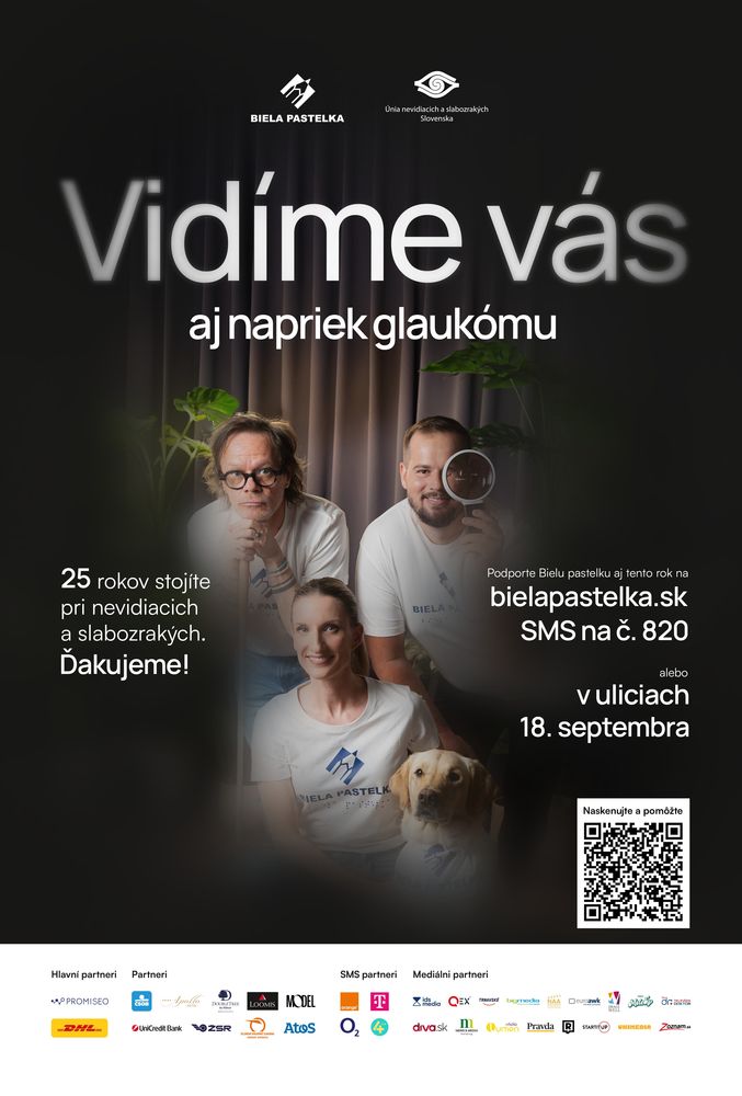 Plagát zbierky Biela pastelka. V hornej časti je logo zbierky a ÚNSS. Pod nimi nápis Vidíme vás aj napriek glaukómu. Nápis je z oboch strán rozmazaný. Pod ním je fotografia troch ambasádorov. Robo Roth drží v ruke bielu palicu, Fero Joke lupu a k Adele sa túli biely labrador. Všetci vrátane psa majú na sebe tričko s logom zbierky. Fotografia je po obvode rozmazaná. Po stranách fotografie sú umiestnené texty: 25 rokov stojíte pri nevidiacich a slabozrakých. Ďakujeme! a Podporte Bielu pastelku aj tento rok na bielapastelka.sk, SMS na číslo 820 alebo v uliciach 18. septembra. V pravom dolnom rohu plagátu je umiestnený QR kód.Na spodnom okraji sa nachádzajú logá partnerov zbierky. 